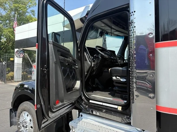 2022 Kenworth W990 in Portland, OR — photo 11