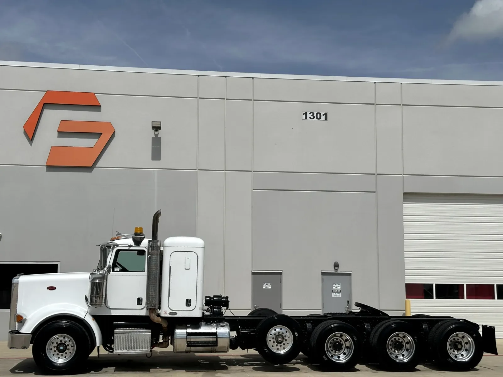 2011 Peterbilt 367 in Hutchins, TX — photo 4