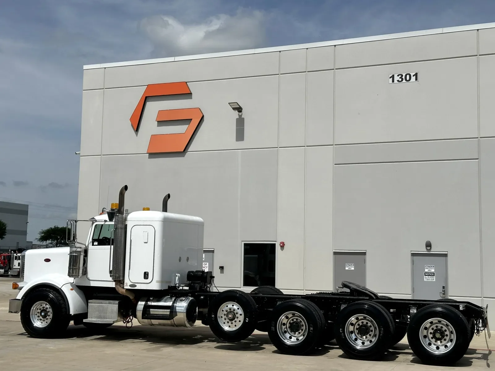 2011 Peterbilt 367 in Hutchins, TX — photo 6
