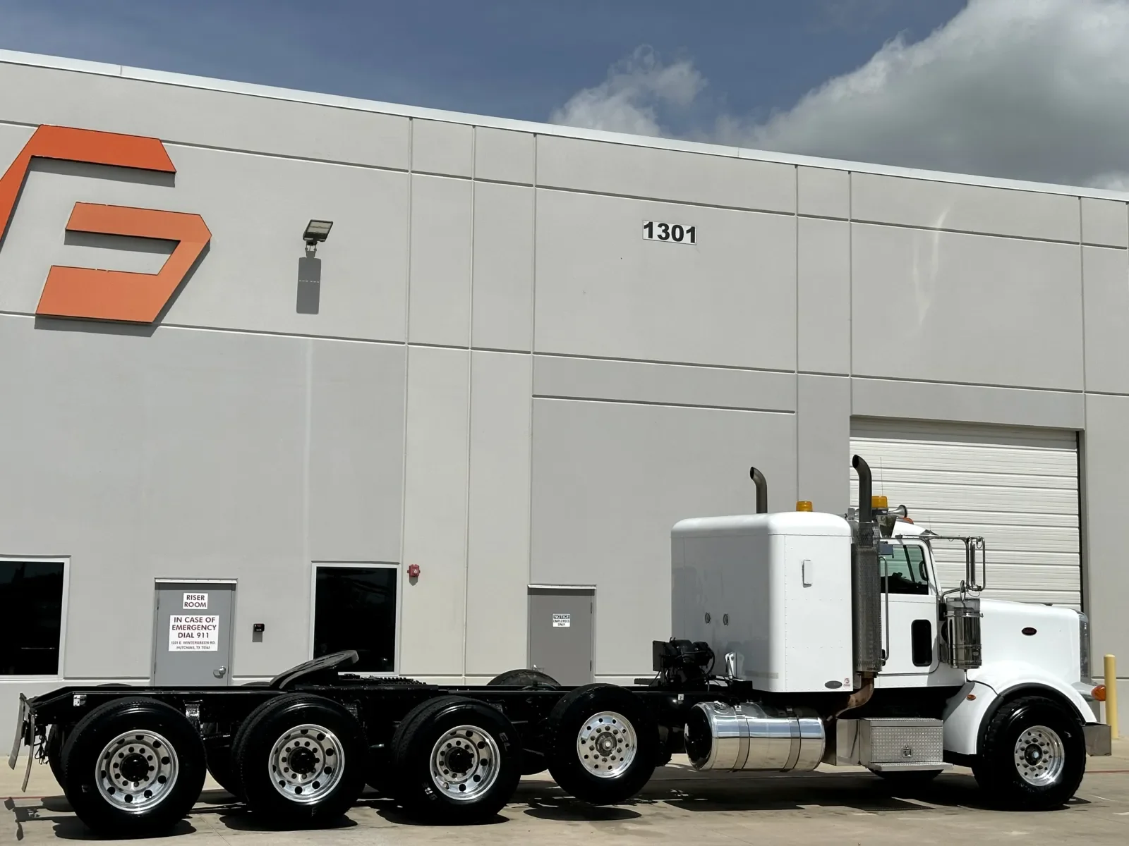 2011 Peterbilt 367 in Hutchins, TX — photo 5