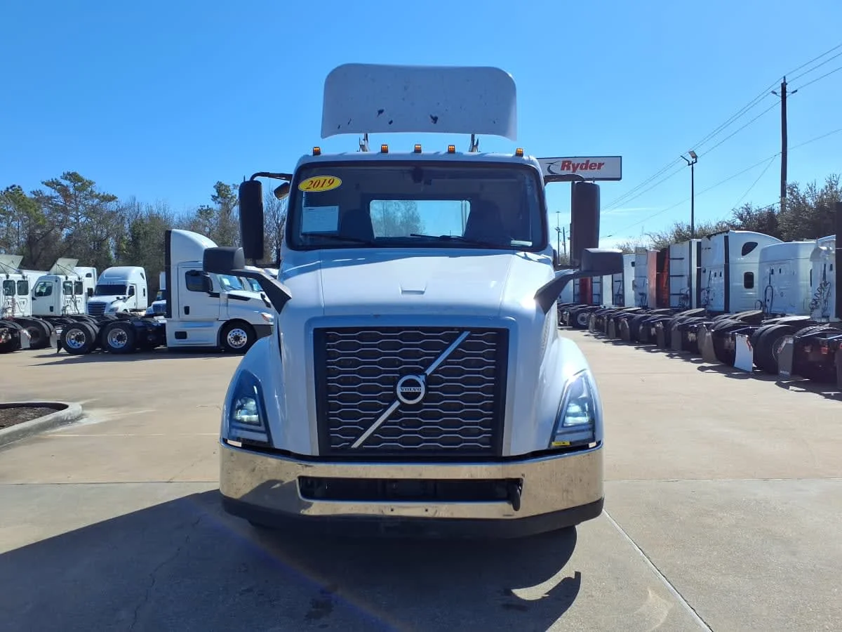 2019 Volvo VNL 860 in Houston, TX — photo 2