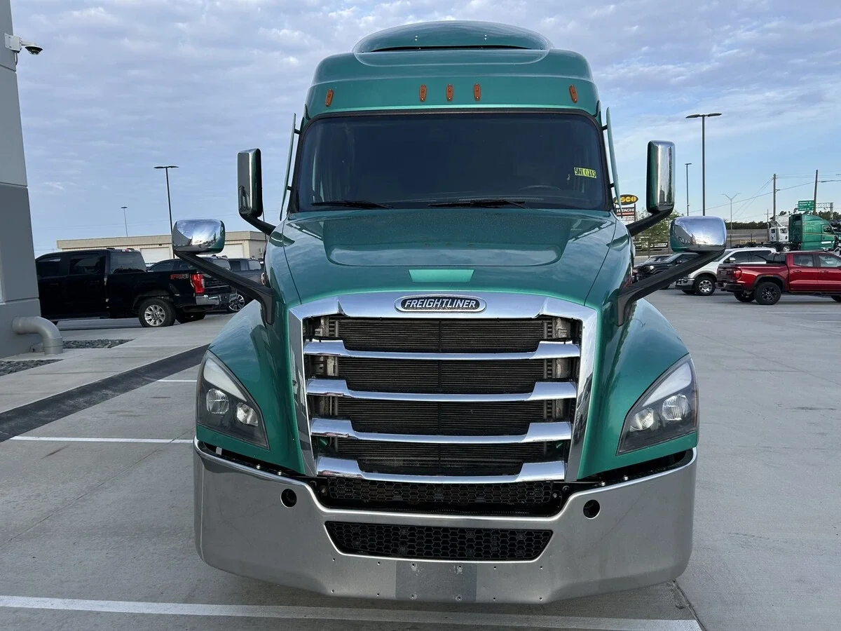 2023 Freightliner Cascadia — photo 2