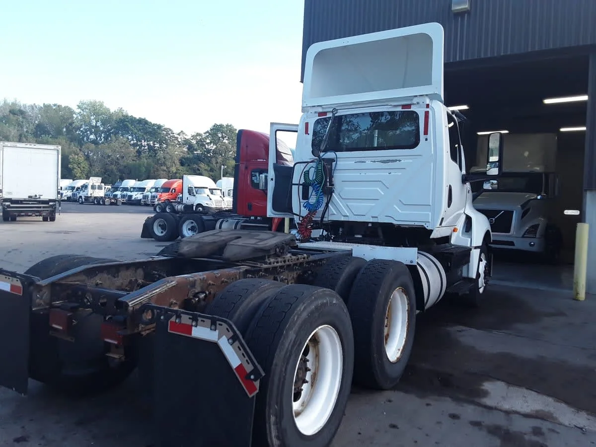 2018 International LT - image 4