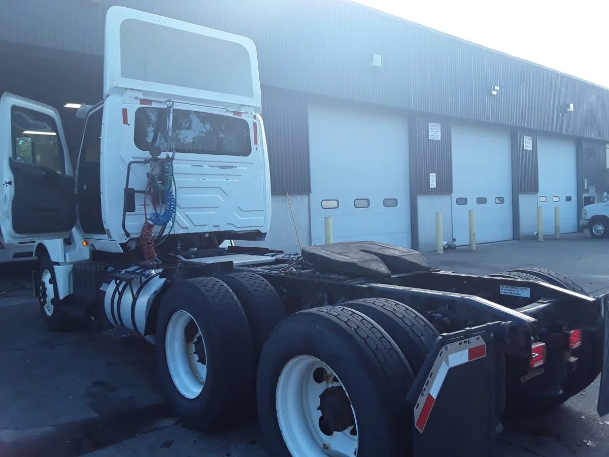 2018 International LT - image 6