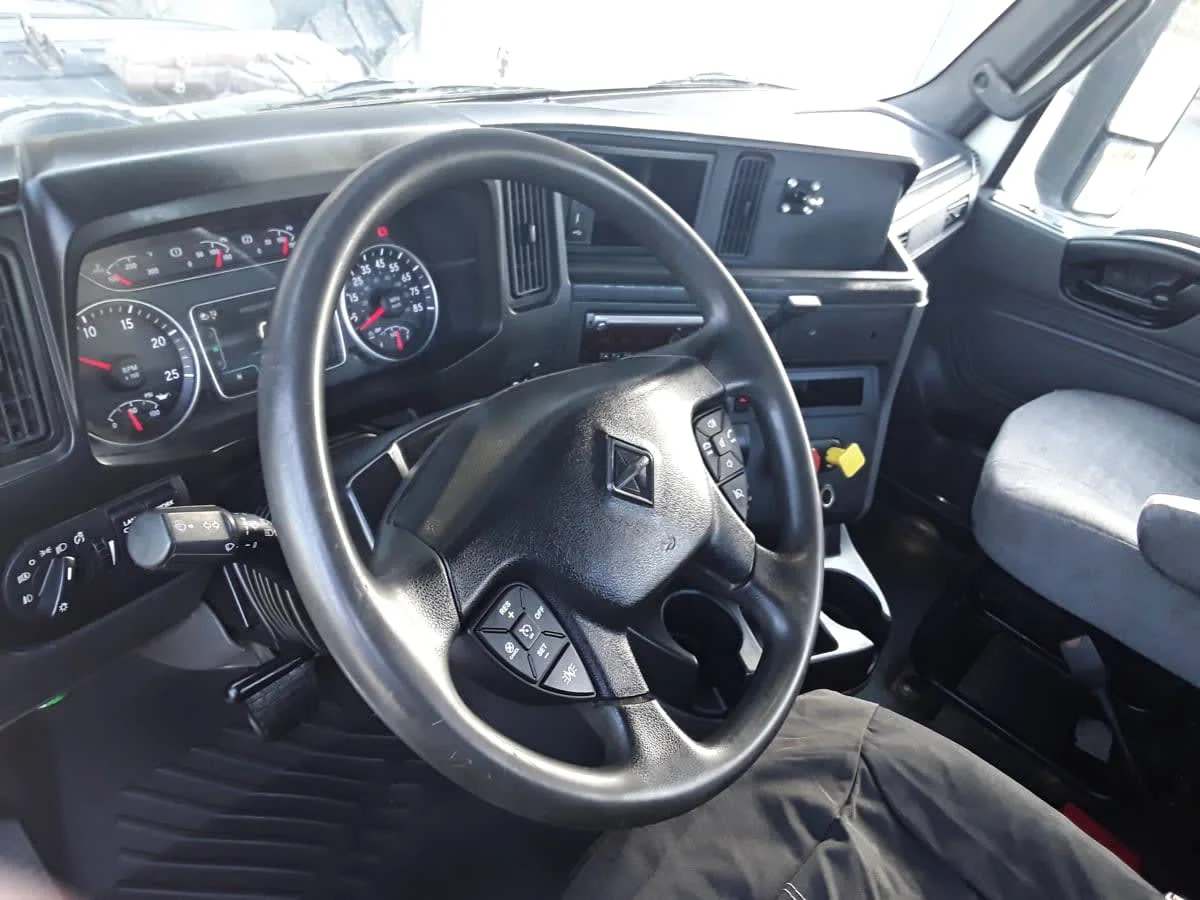 2018 International LT - image 8