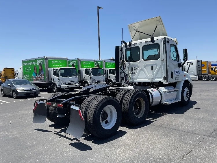 2020 Freightliner Cascadia in Corona, CA — photo 7