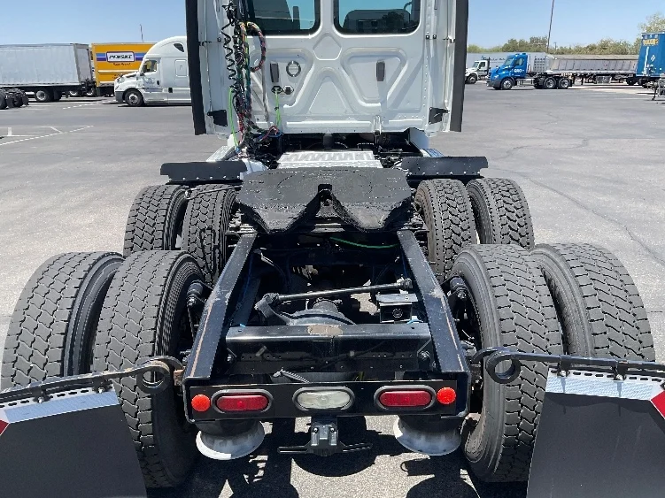 2020 Freightliner Cascadia in Corona, CA — photo 6