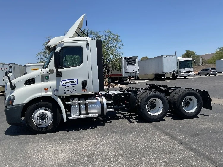 2020 Freightliner Cascadia in Corona, CA — photo 4