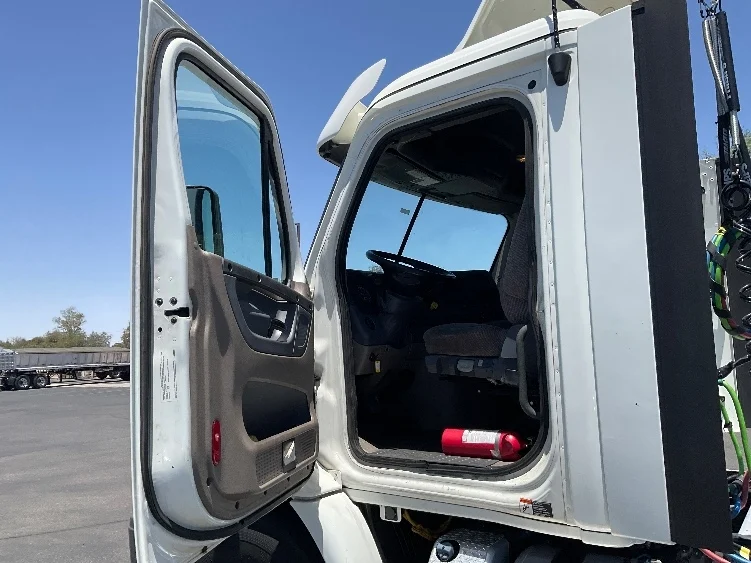 2020 Freightliner Cascadia in Corona, CA — photo 9