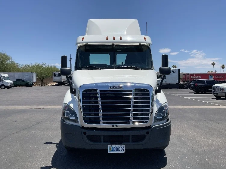 2020 Freightliner Cascadia in Corona, CA — photo 2