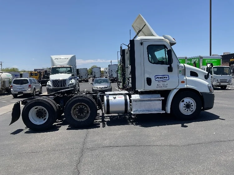 2020 Freightliner Cascadia in Corona, CA — photo 8