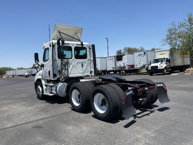 2020 Freightliner Cascadia in Corona, CA — photo 5