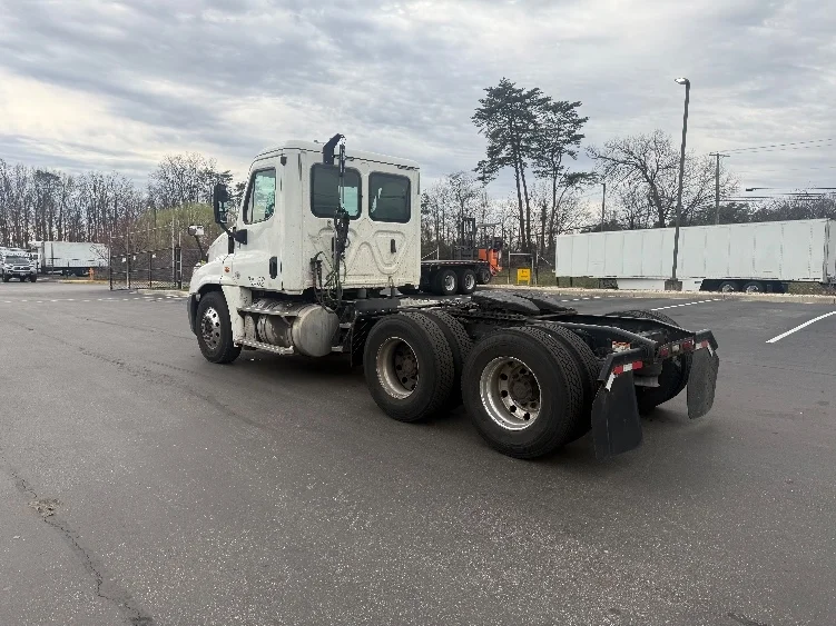 2019 Freightliner Cascadia in Jessup, MD — photo 5