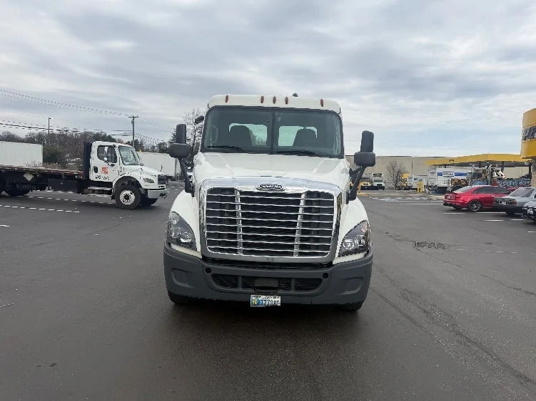 2019 Freightliner Cascadia in Jessup, MD — photo 2