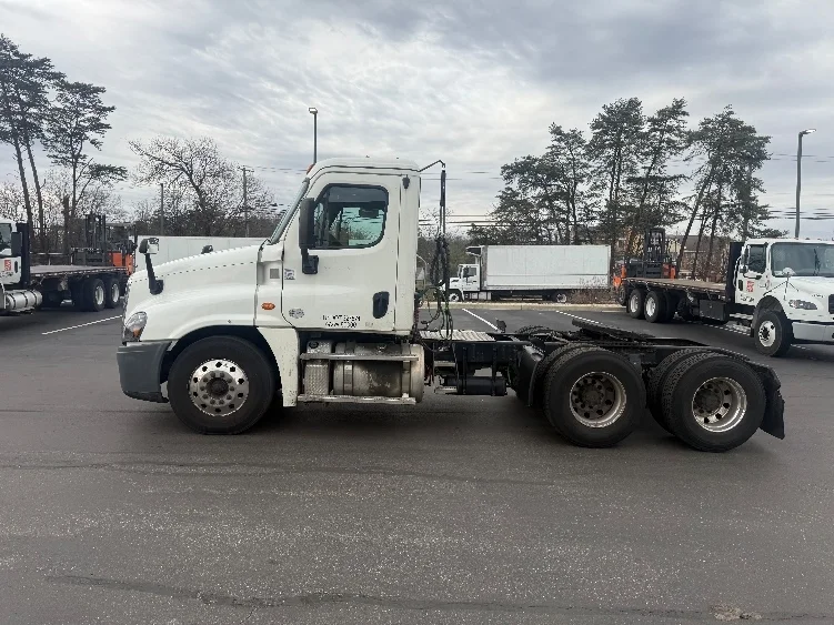 2019 Freightliner Cascadia in Jessup, MD — photo 4