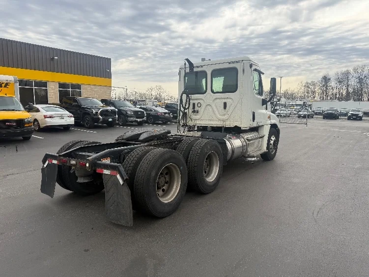 2019 Freightliner Cascadia in Jessup, MD — photo 7