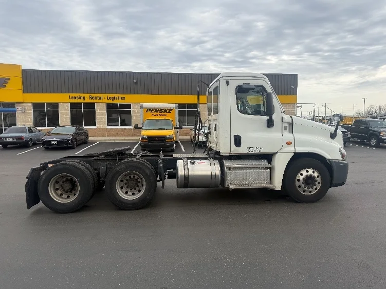 2019 Freightliner Cascadia in Jessup, MD — photo 8