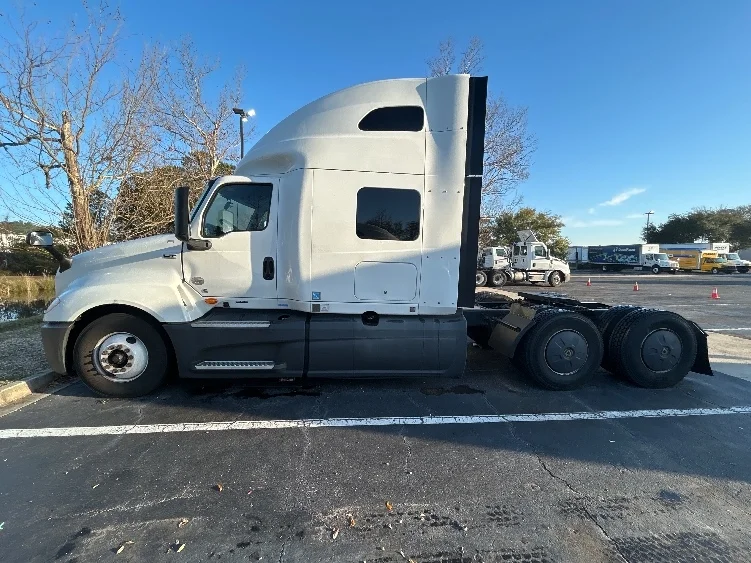 2023 International LT in Jacksonville, FL — photo 4