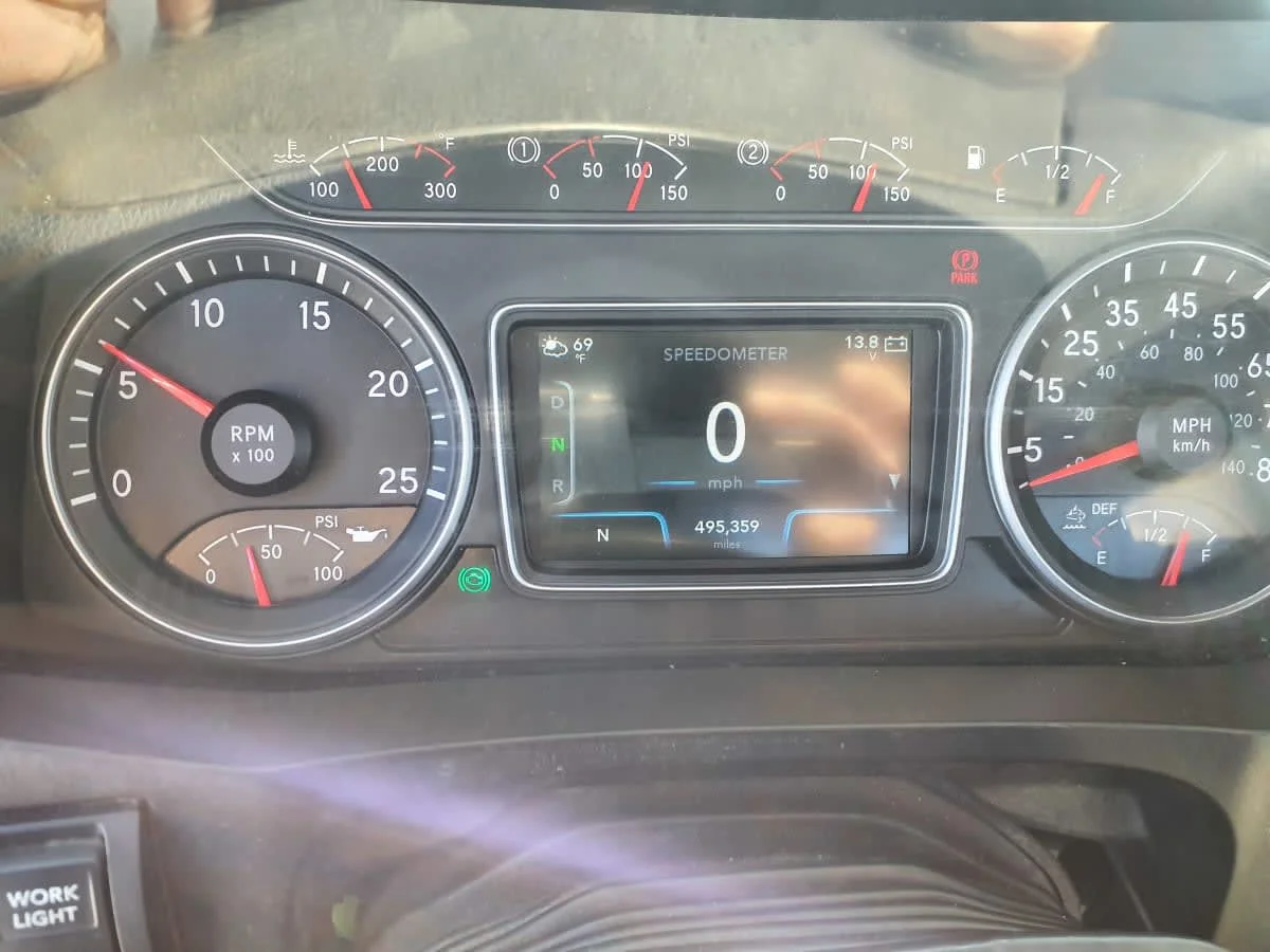 2019 International LT - image 10