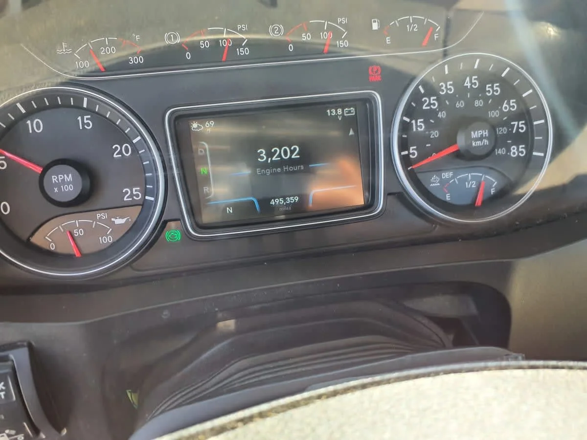 2019 International LT - image 9