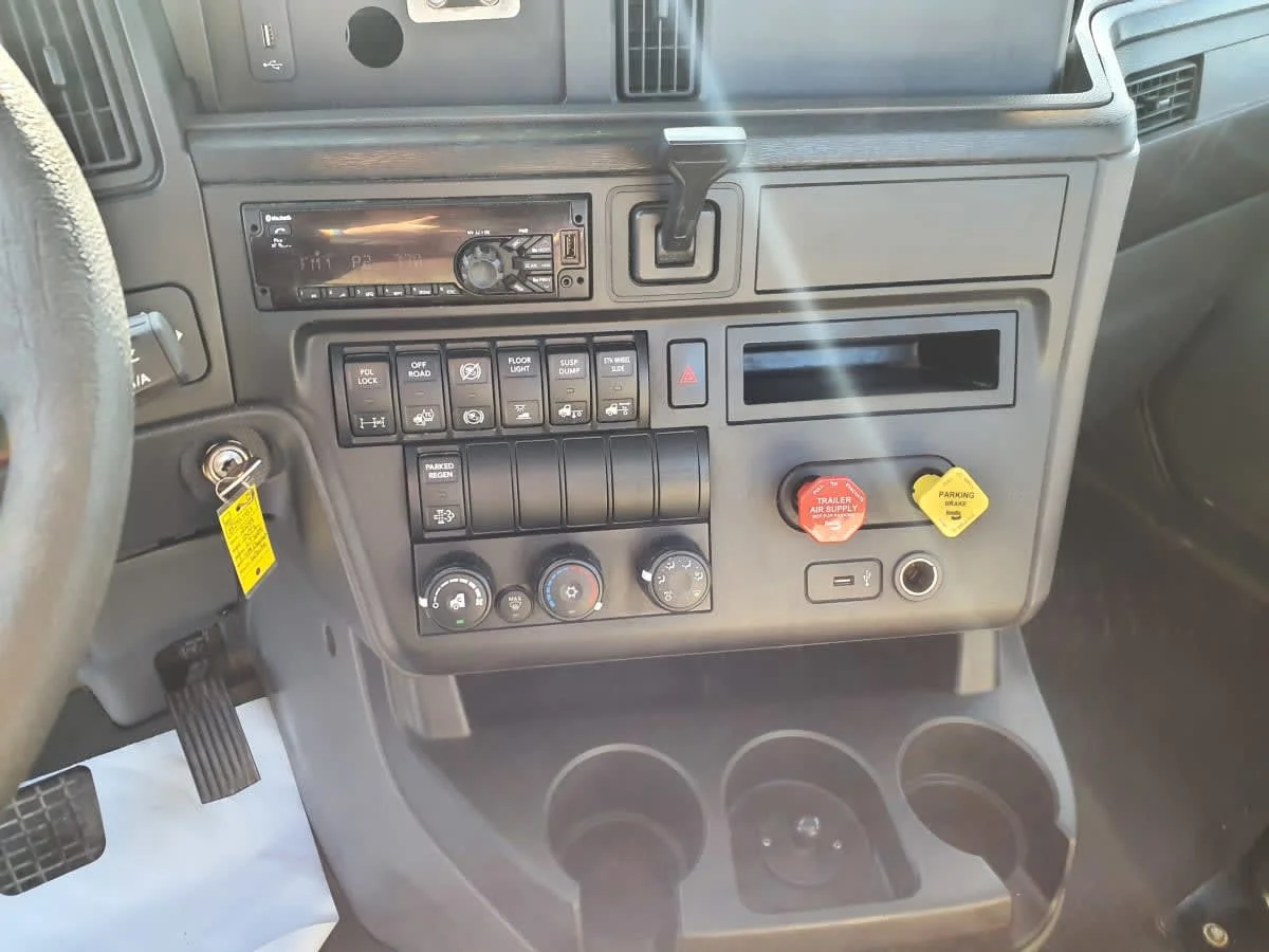 2019 International LT - image 11