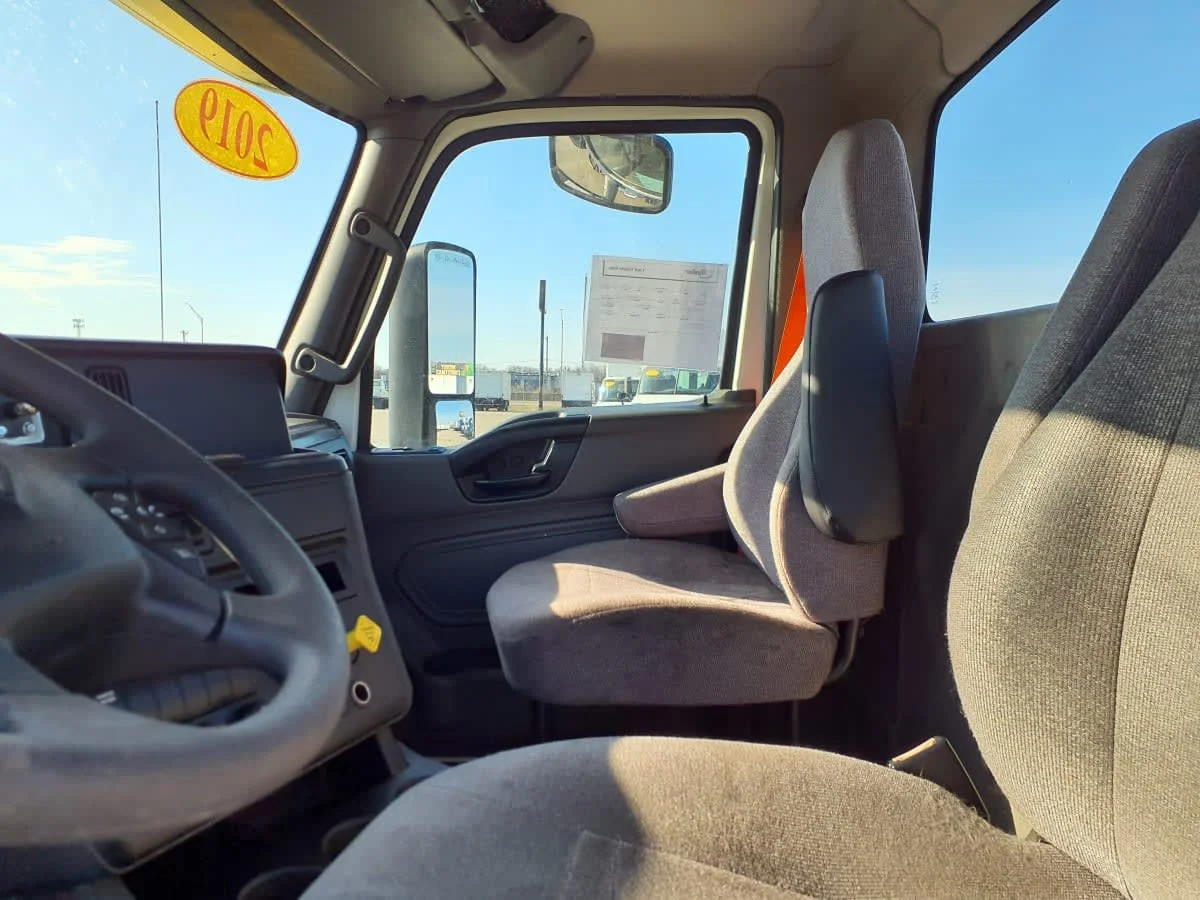 2019 International LT - image 7