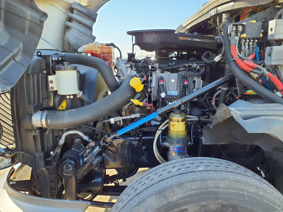 2019 International LT - image 8