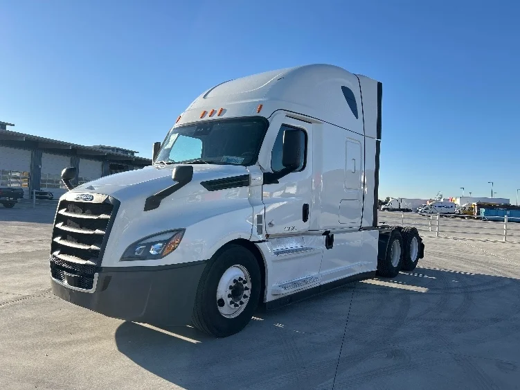 2021 Freightliner Cascadia in Denver, CO — photo 3
