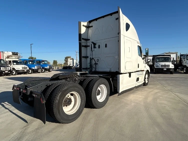 2021 Freightliner Cascadia in Denver, CO — photo 7