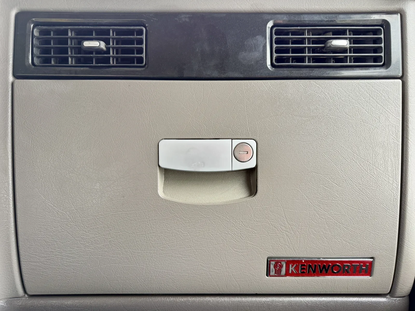 2015 Kenworth W900 - image 19