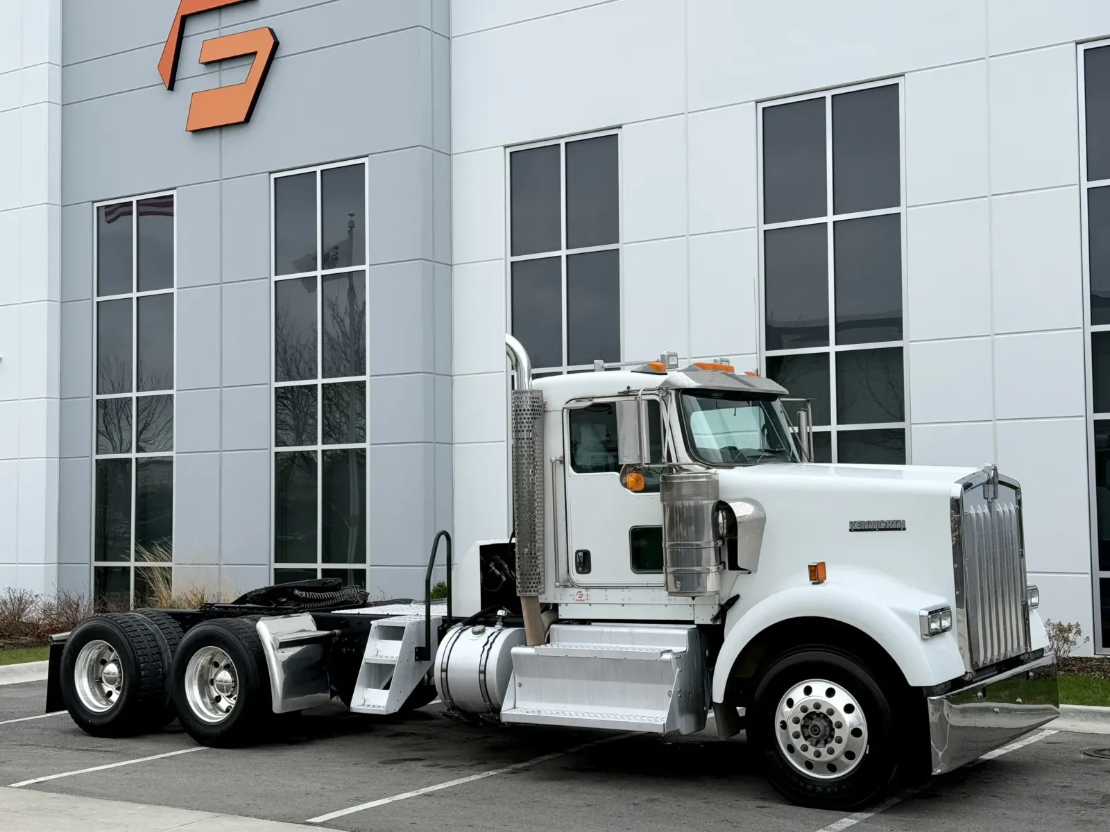 2015 Kenworth W900 - image 2
