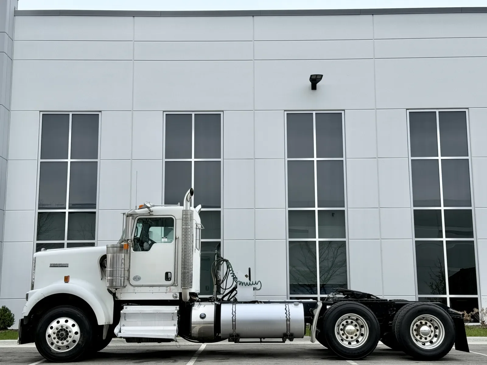 2015 Kenworth W900 in New Lenox, IL — photo 4