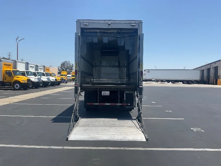 2020 Hino 268 in Torrance, CA — photo 9