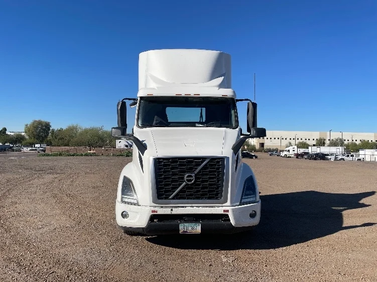 2020 Volvo VNR 640 - image 2