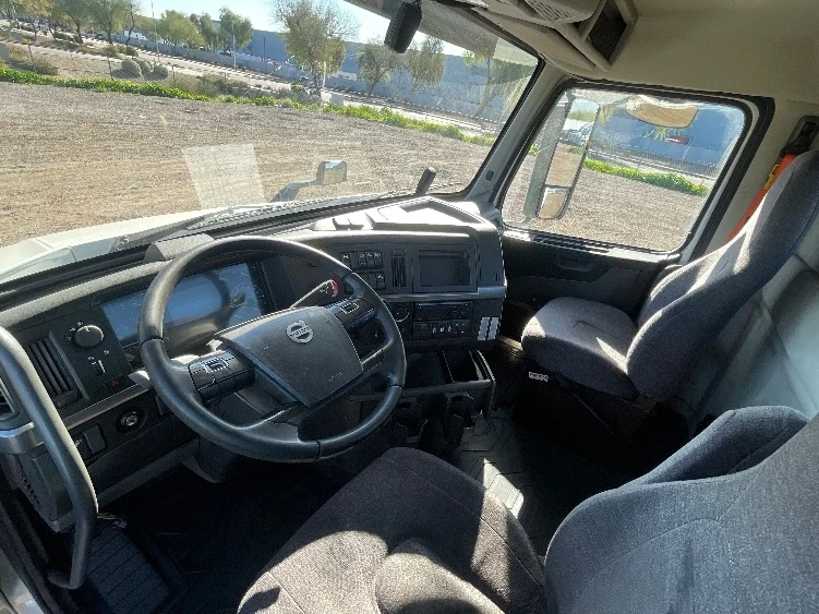 2020 Volvo VNR 640 - image 10