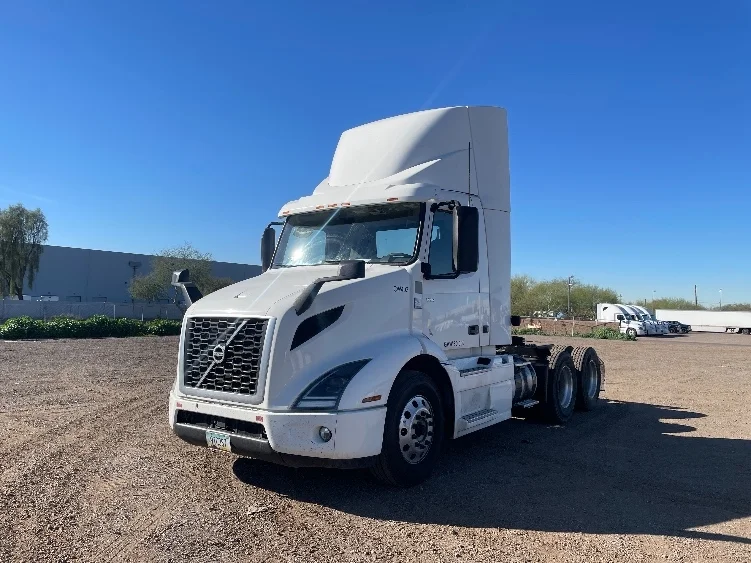 2020 Volvo VNR 640 - image 3