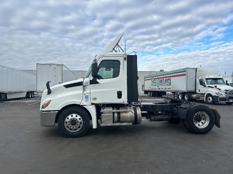 2019 Freightliner Cascadia in Indianapolis, IN — photo 4