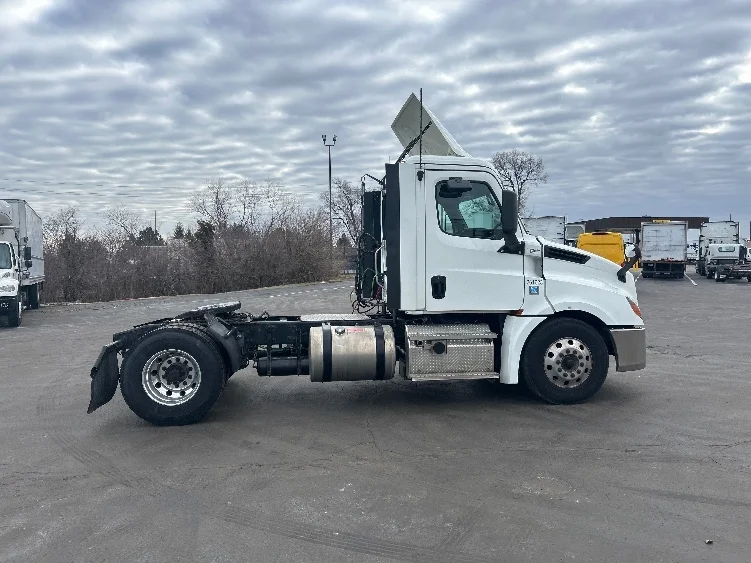 2019 Freightliner Cascadia in Indianapolis, IN — photo 8