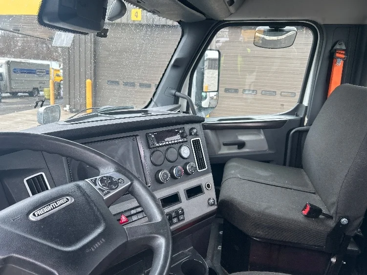 2022 Freightliner Cascadia - image 10