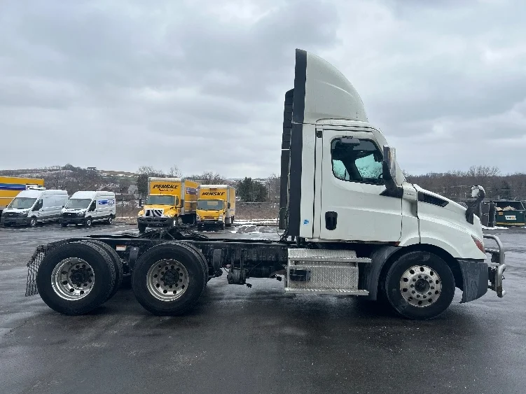 2022 Freightliner Cascadia - image 8