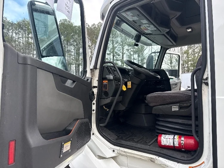 2023 Volvo VNL 760 - image 9