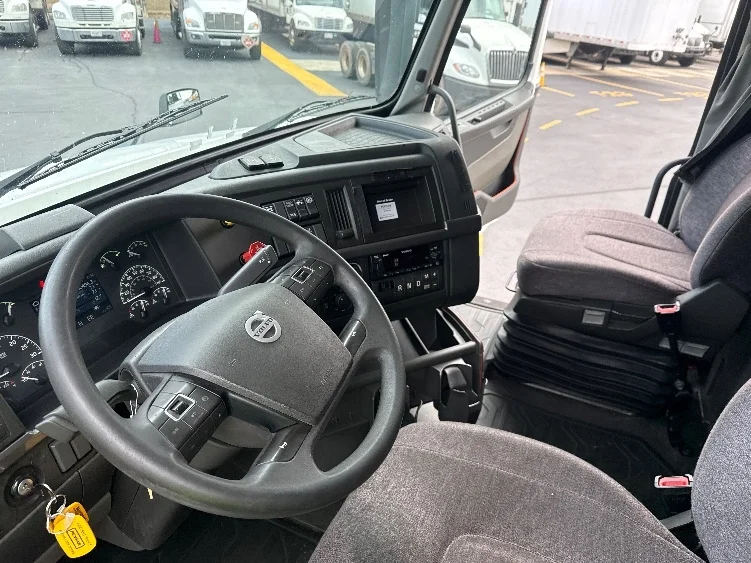 2023 Volvo VNL 760 - image 10