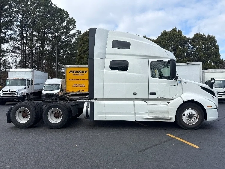 2023 Volvo VNL 760 - image 8