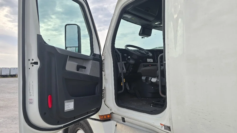 2022 Freightliner Cascadia - image 9