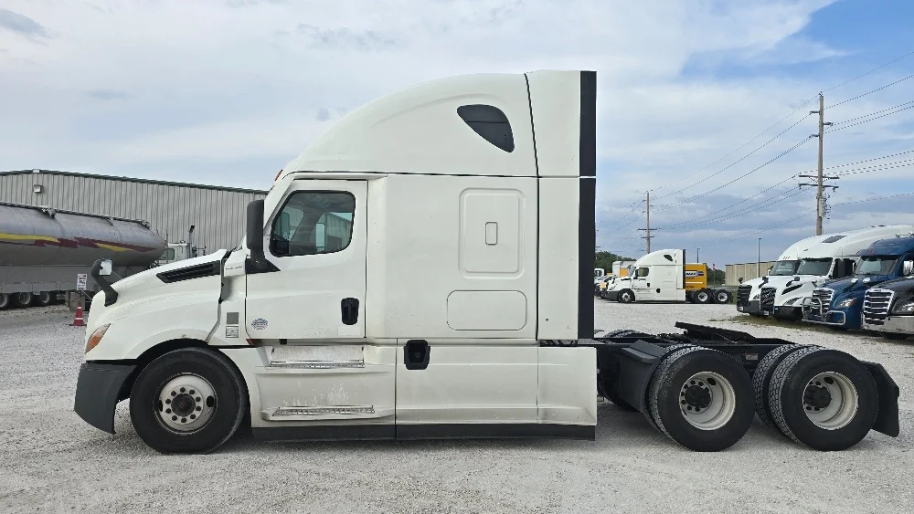 2022 Freightliner Cascadia - image 4