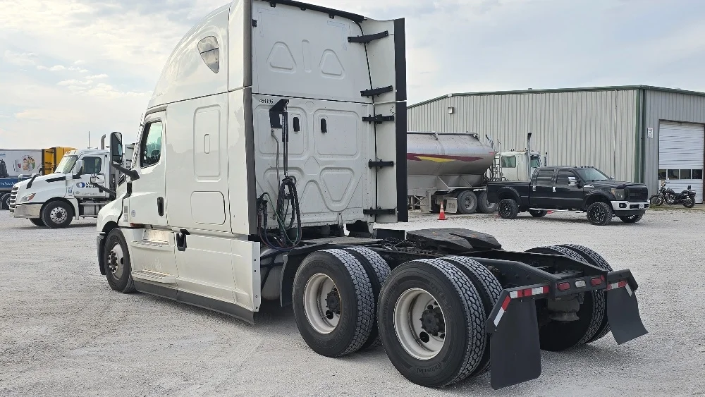 2022 Freightliner Cascadia - image 5