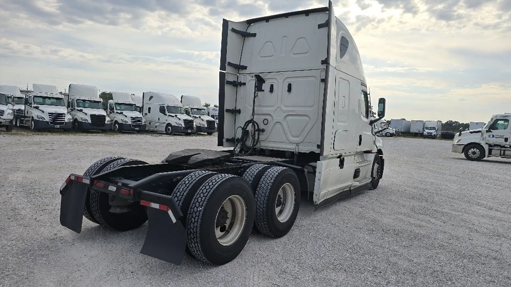 2022 Freightliner Cascadia - image 7