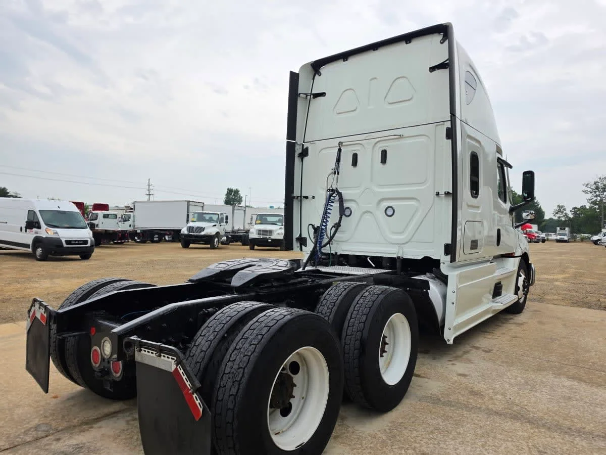2021 Freightliner Cascadia in Greensboro, NC — photo 4