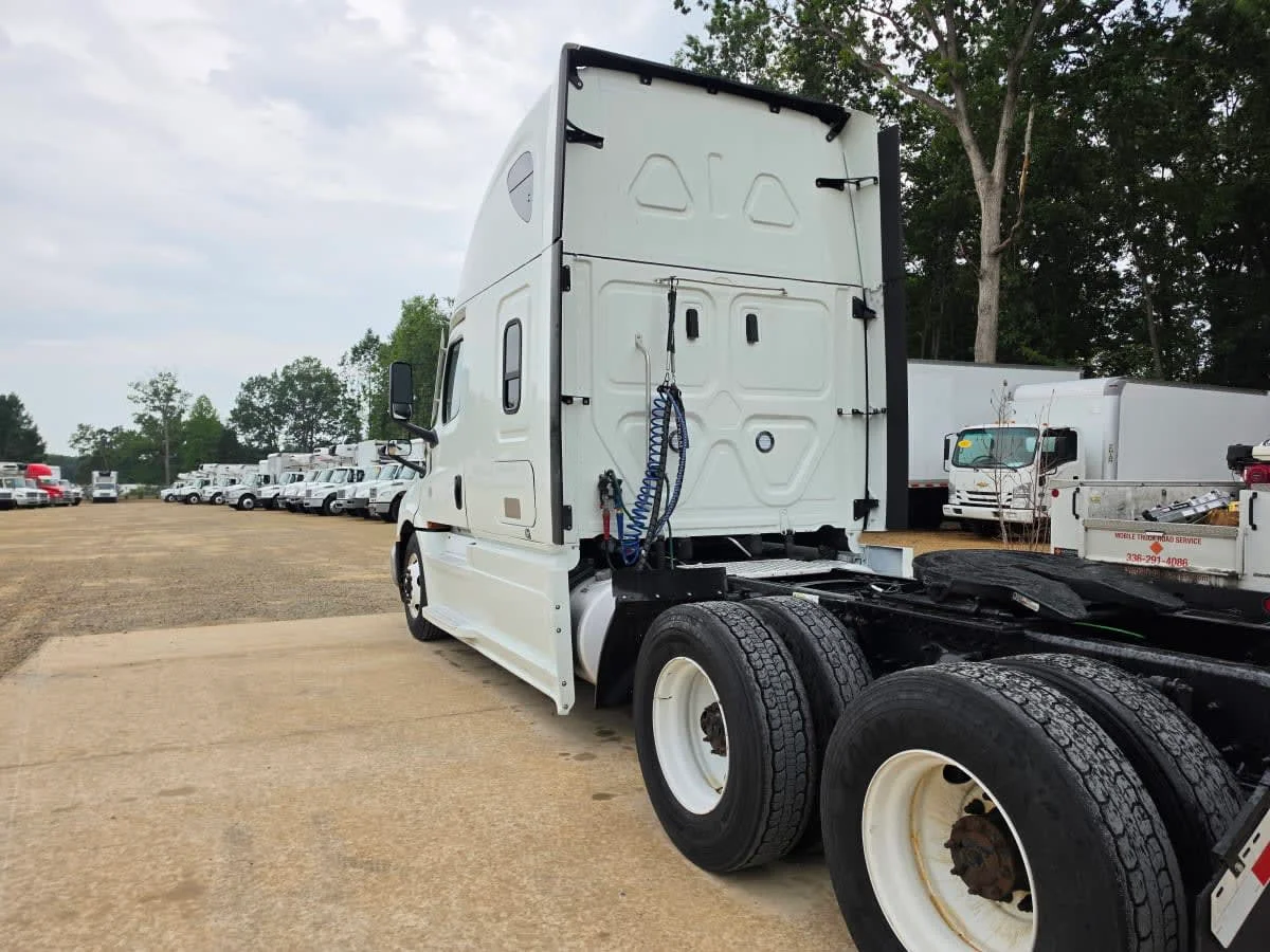 2021 Freightliner Cascadia in Greensboro, NC — photo 6