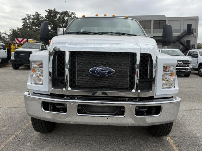 2027 Ford F-750 — photo 9